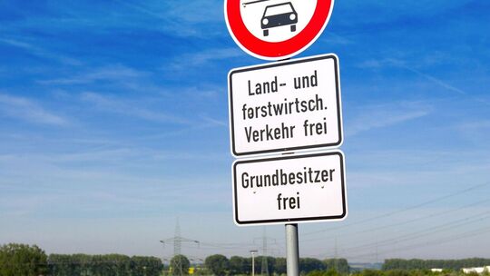 "Land- und forstwirtschaftlicher Verkehr frei" auf einem Schild