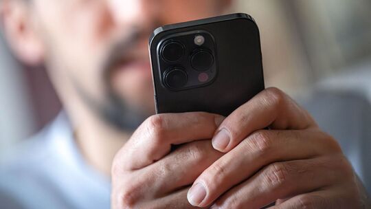 Ein Mann schaut auf ein Smartphone