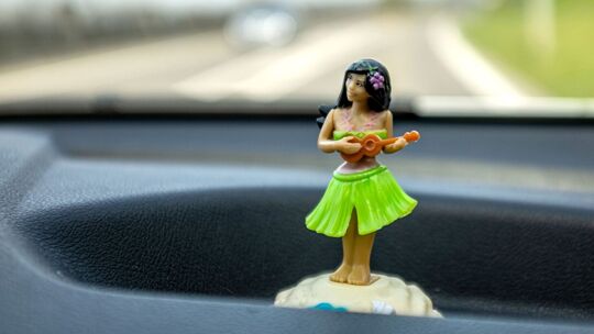 Eine Hula-Figur auf dem Armaturenbrett eines Autos