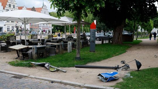 Autofahrer verliert vor Eisdiele Kontrolle - Mehrere Verletzte