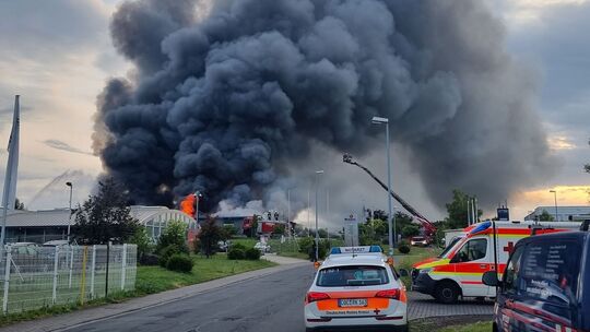 Firmenhalle brennt in Kottenheim