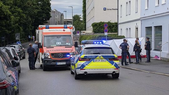 Mann fährt in Passau mit Auto in Menschengruppe