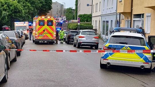 Mann fährt in Passau mit Auto in Menschengruppe