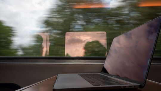 Ein Laptop auf einem Tisch in einem Zug