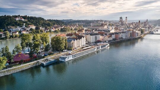 Flusskreuzfahrtschiff an einer Anlegestelle in Passau