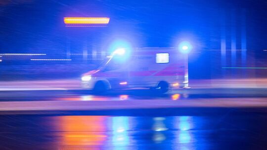 Ein Krankenwagen ist mit Blaulicht im Einsatz