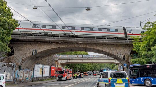 ICE-Unfall - Fahrgäste müssen stundenlang im Zug ausharren