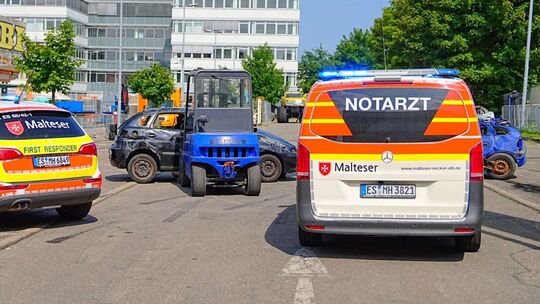 Auto fährt bei Stuntshow in Zuschauermenge - Verletzte