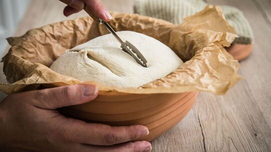 Sauerteig Weizenbrot im Römertopf backen
