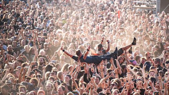 Ein Mann beim Crowdsurfen auf einem Festival