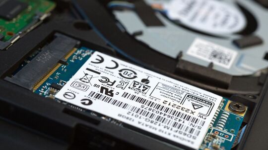 Eine SSD-Festplatte in einem Notebook