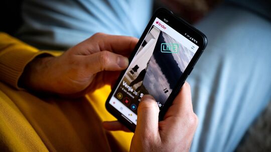 Die Dating-App Tinder auf dem Display eines Smartphones