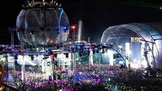 Nature One 2011 feiert Finale mit Feuer, Licht und Laser - Bilder der zweiten Partynacht