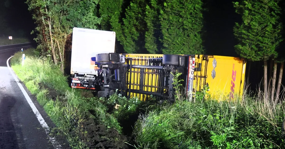 Nach Ausweichmanöver auf B256: Unfall in Bonefeld: DHL-Fracht betroffen ...