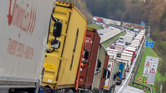 Autobahnstau wegen Blockabfertigung