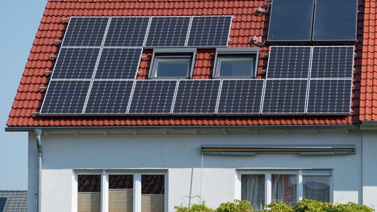 Wohnhaus mit Solarzellen für Photovoltaik auf Dach eines Hauses
