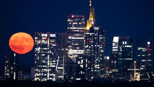 Erdbeermond über Frankfurt