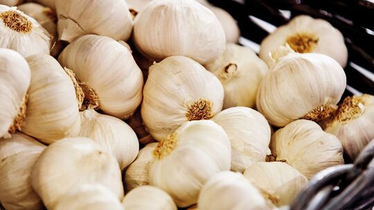 Knoblauch liegt in einem Korb