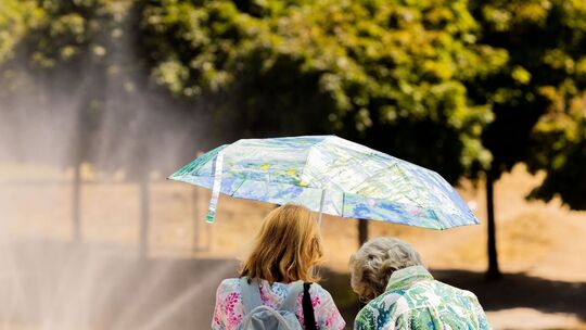 Zwei Frauen mit Sonnenschirm
