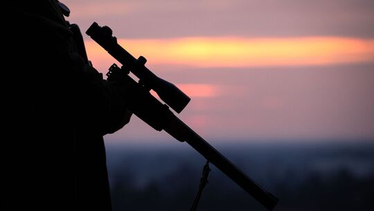 Jäger mit Waffe
