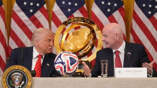 Donald Trump (l.) und Gianni Infantino (r.)