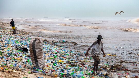 Plastikmüll an einem Strand in Ghana