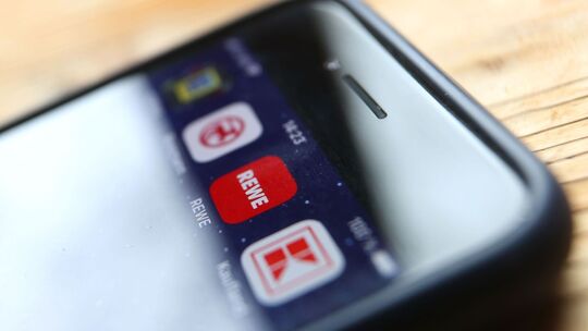 Icons der Apps verschiedener Handelsketten auf Smartphone