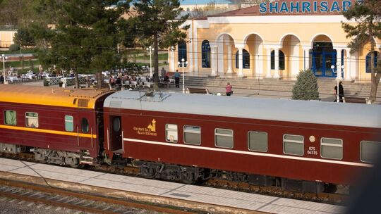 Der Zug «Orient Silk Road Express» im Bahnhof von Shahrisabz