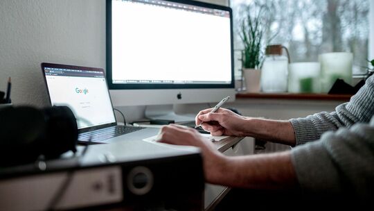 Ein Mann arbeitet am Schreibtisch im Homeoffice