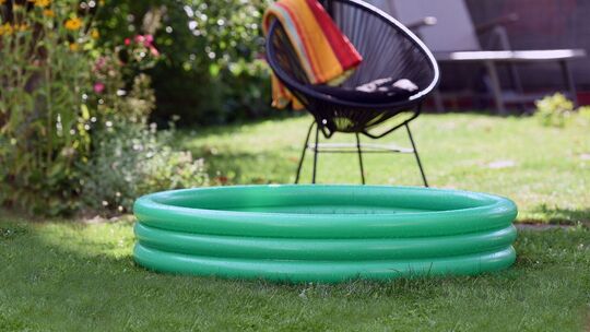 Ein Planschbecken steht in einem Garten