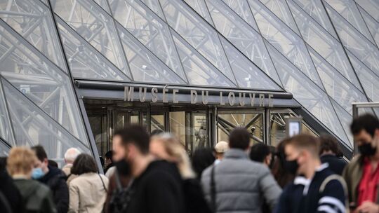 Touristen vor verschlossenen Türen: Louvre-Personal am Limit