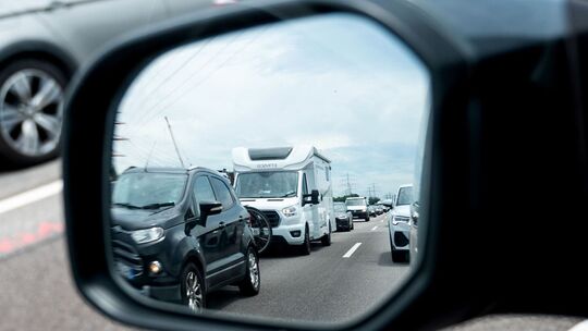 Reiseverkehr steht auf der Autobahn A7