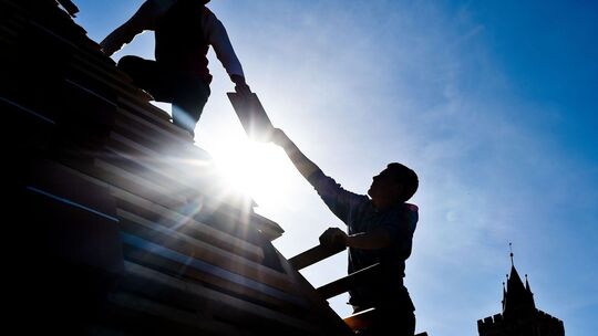 Dachdecker bei der Arbeit