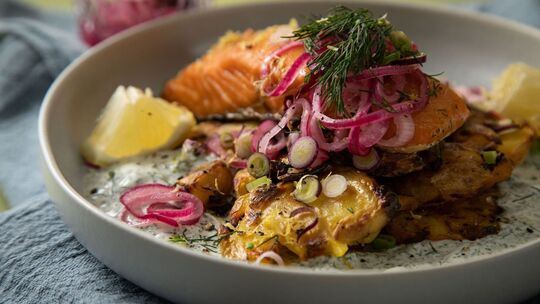 Schweden-Salat mit Ofen-Quetschkartoffeln