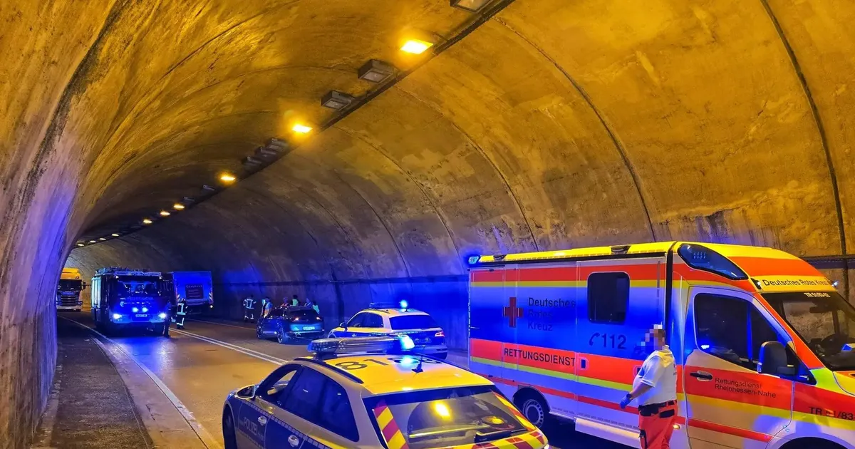 Unfall im Hellbergtunnel: Riskantes Überholmanöver: Fahrer flüchtet