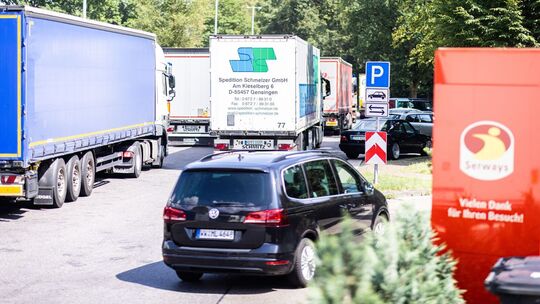 Zahlreiche PKW und LKW stehen auf dem Rastplatz Königsforst West