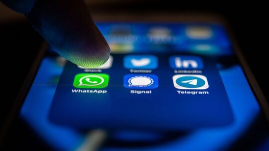 Whatsapp ist auf dem Display eines Smartphones zu sehen