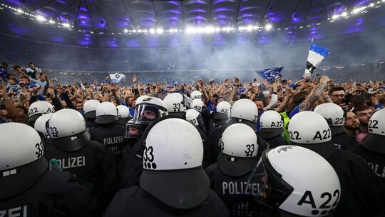 Polizei und Fans
