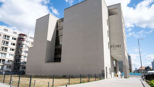 Das Gebäude des Archäologie Lab «Petri».
