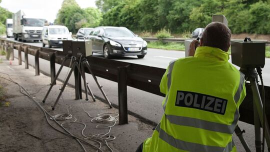 Polizist bei Geschwindigkeitskontrolle
