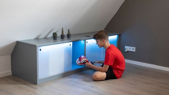 Ein Einbauschrank mit Beleuchtung
