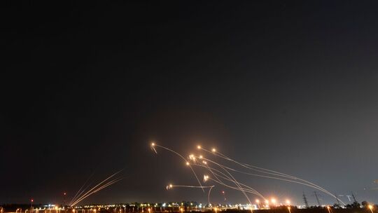 Abgefangene Raketen am Himmel über Israel