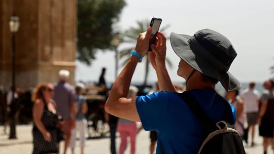 Ein Tourist fotografiert mit seinem Smartphone