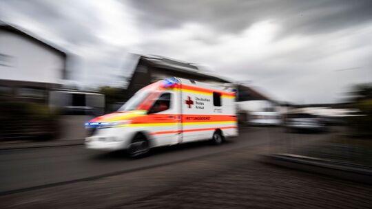 Ein Rettungswagen fährt zu einer Klinik
