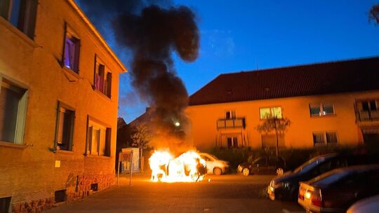 Pizza-Lieferauto fängt Feuer