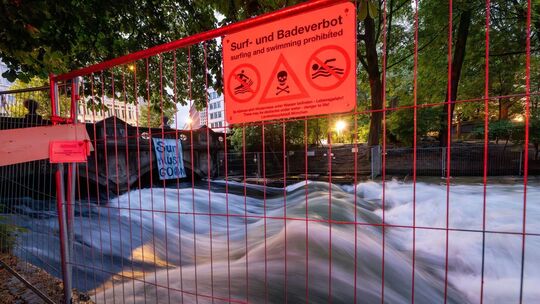 Eisbachwelle im Englischen Garten in München