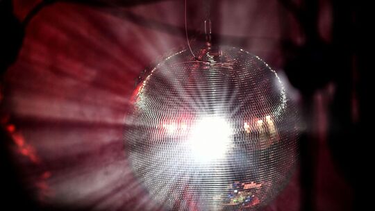 Eine Discokugel dreht sich