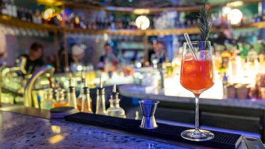 Ein Cocktail steht auf dem Tresen einer Bar in Berlin
