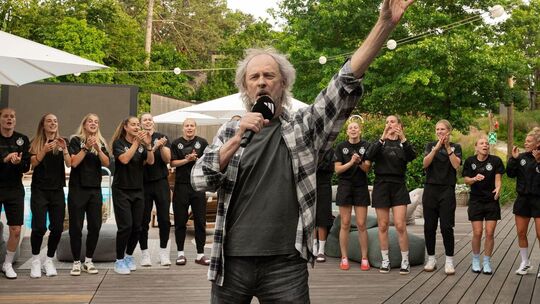 Wolfgang Petry bei den deutschen Fußballerinnen