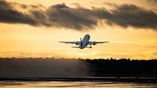 Flugzeug startet am Flughafen Frankfurt/Main
